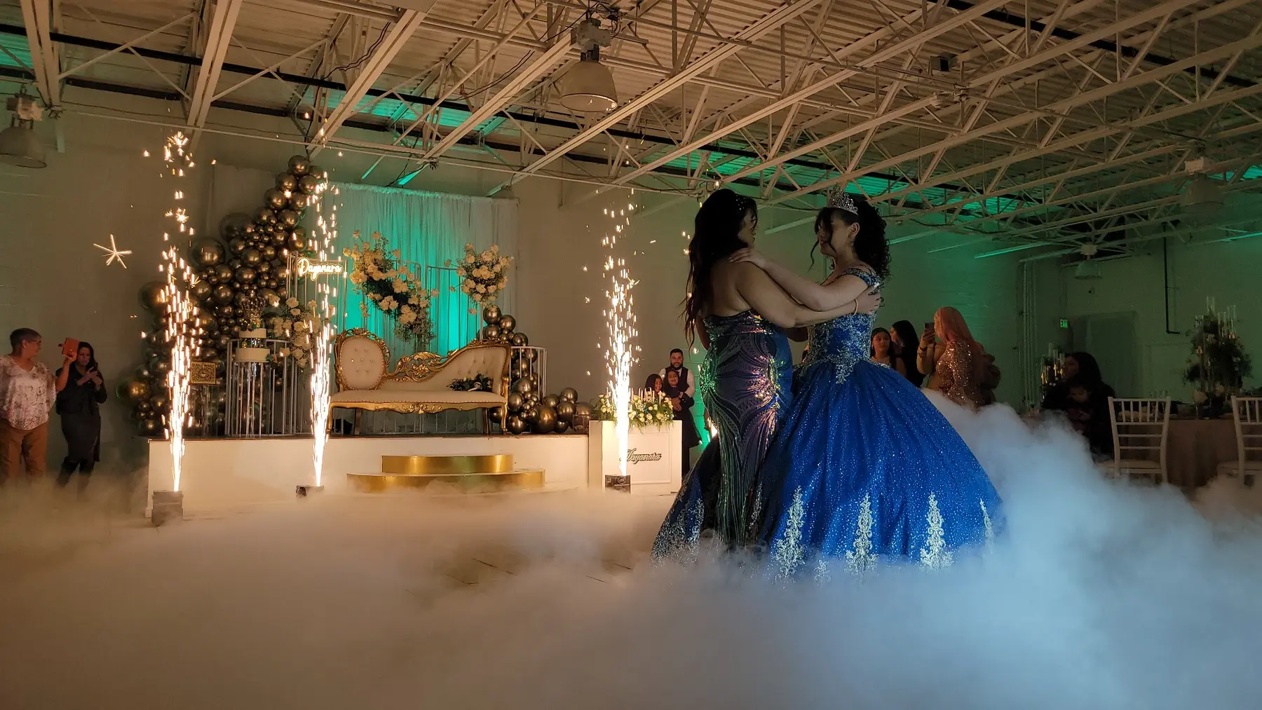 Creación de contenido durante un momento especial de quinceañera con efectos de humo y pirotecnia fría
